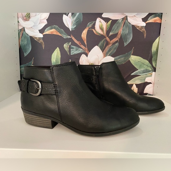 Clarks Addiy Kara black leather booties size 8.5 - Picture 1 of 14